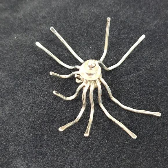 Silver Spider Pin - Picture 4 of 12